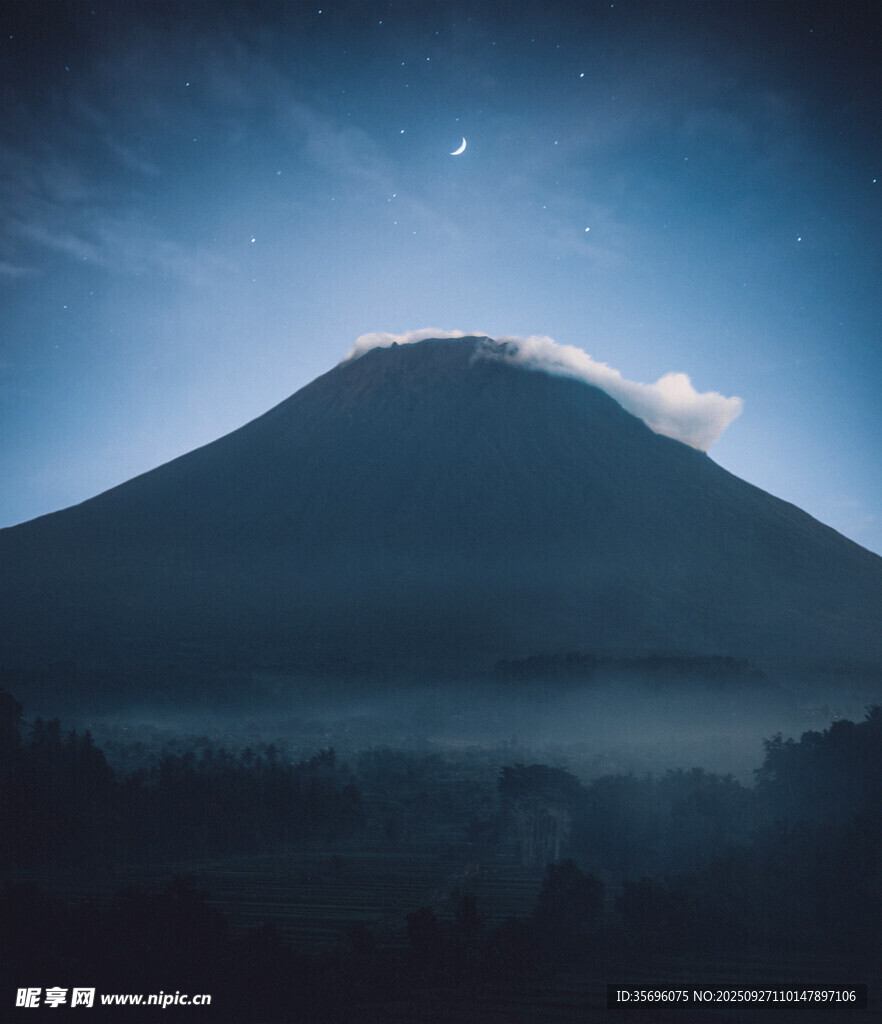 夜幕下的巍峨富士山