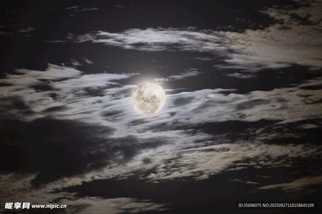 夜空中的明月与浮云