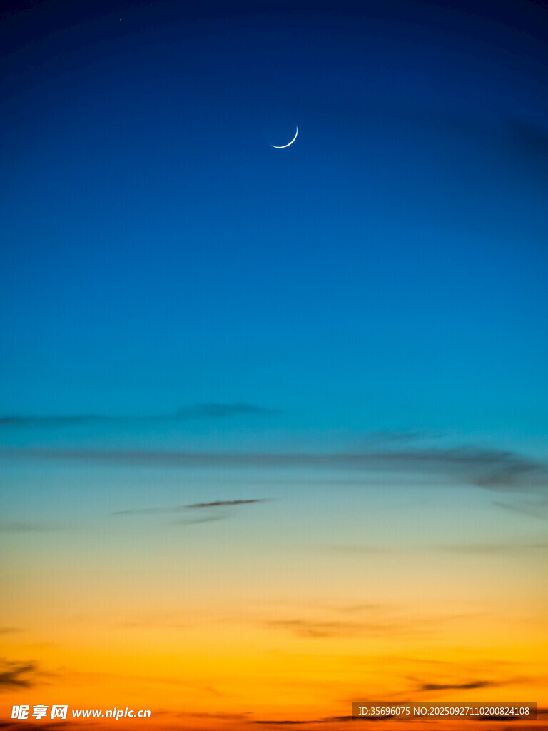 黄昏天空中的弯弯新月