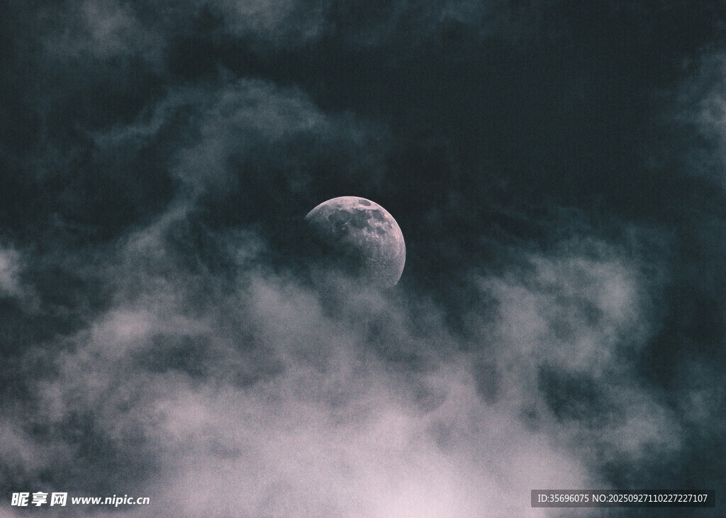 夜空中朦胧的月亮