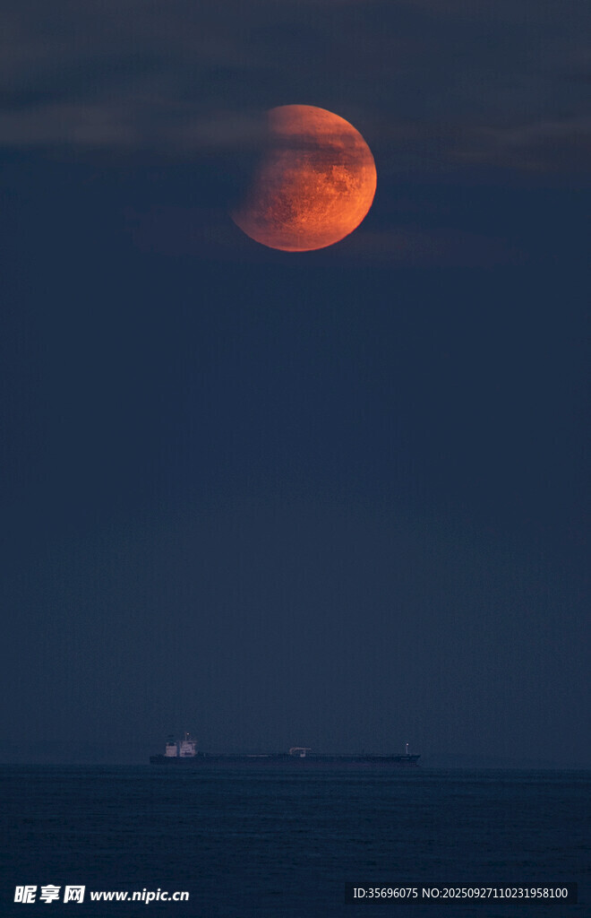 海上红月悬于夜空