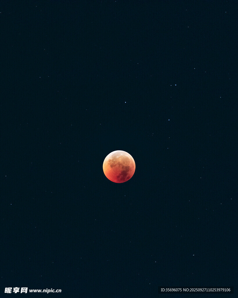夜空中的红月奇观