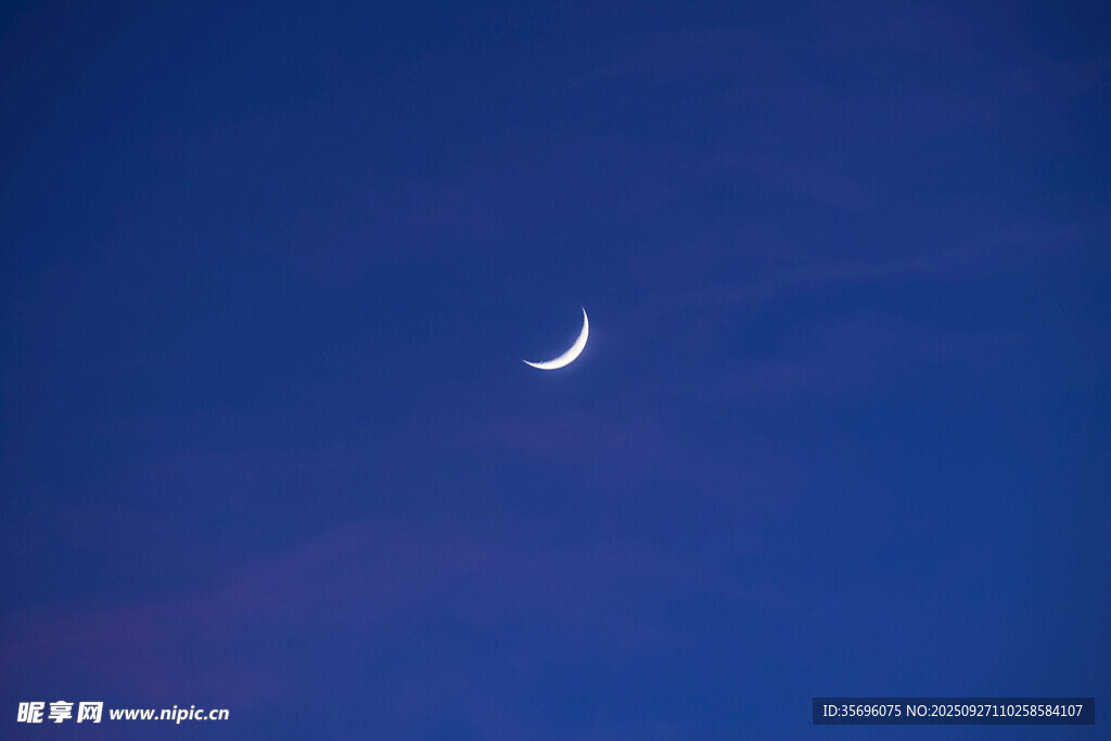 夜空中的弯弯新月