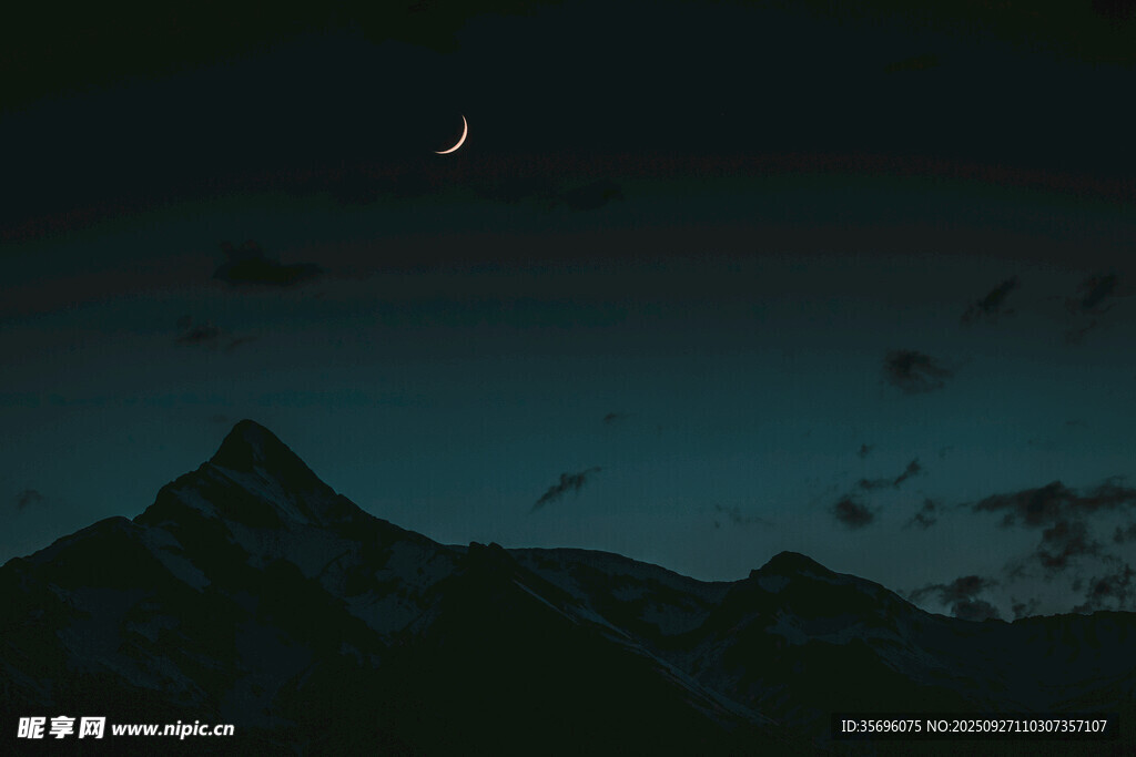 夜幕下的山峦与弯月