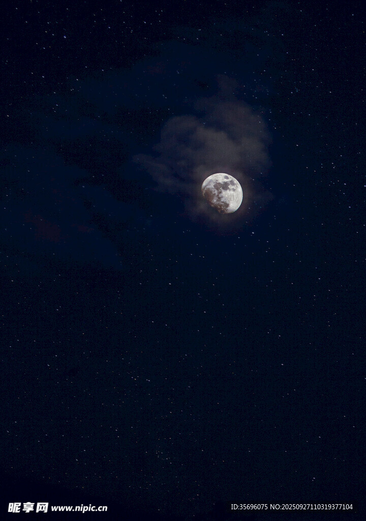 夜空中明亮的皎洁圆月