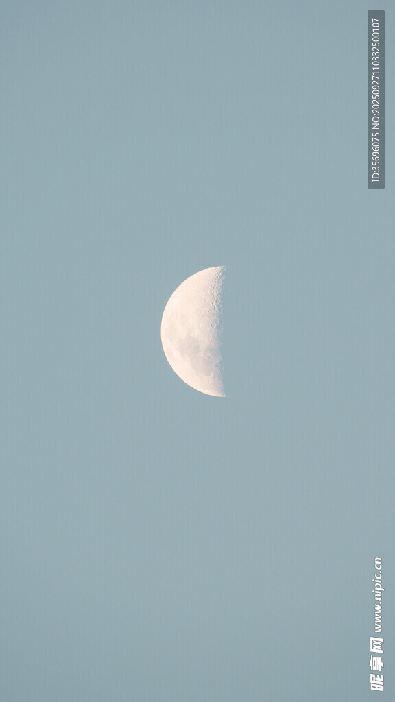 天空中的半轮明月