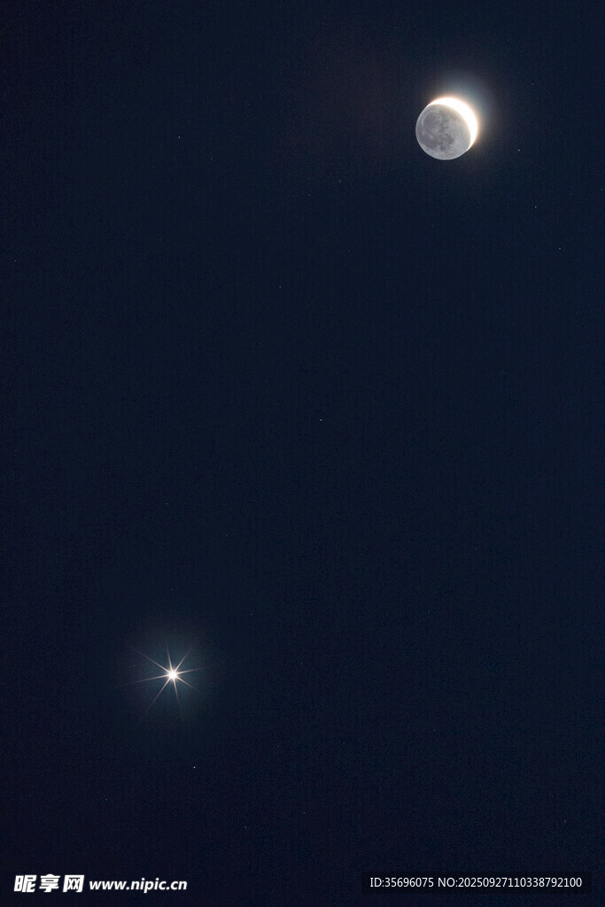 夜空中的月亮与星星