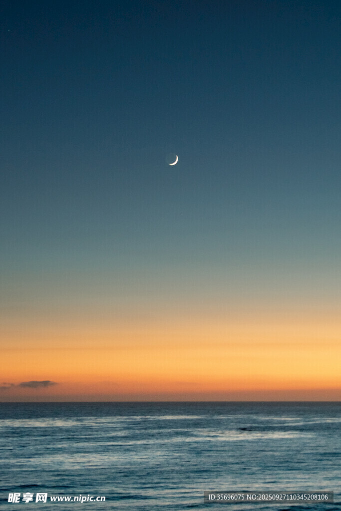 海上黄昏时的弯月美景