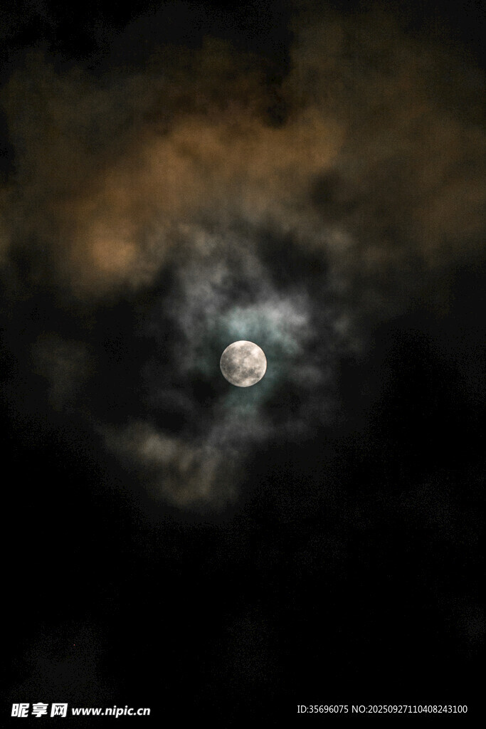夜空中明亮的圆月与云雾