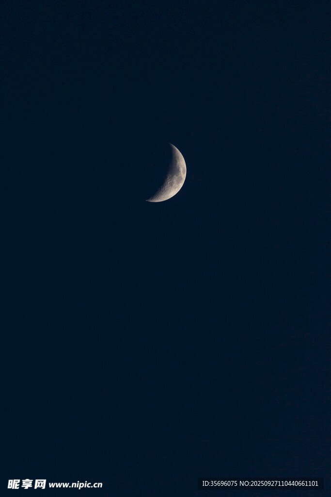 夜空中的弯弯新月
