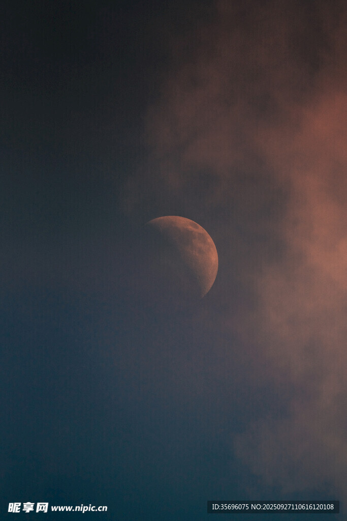 夜空中的朦胧红月