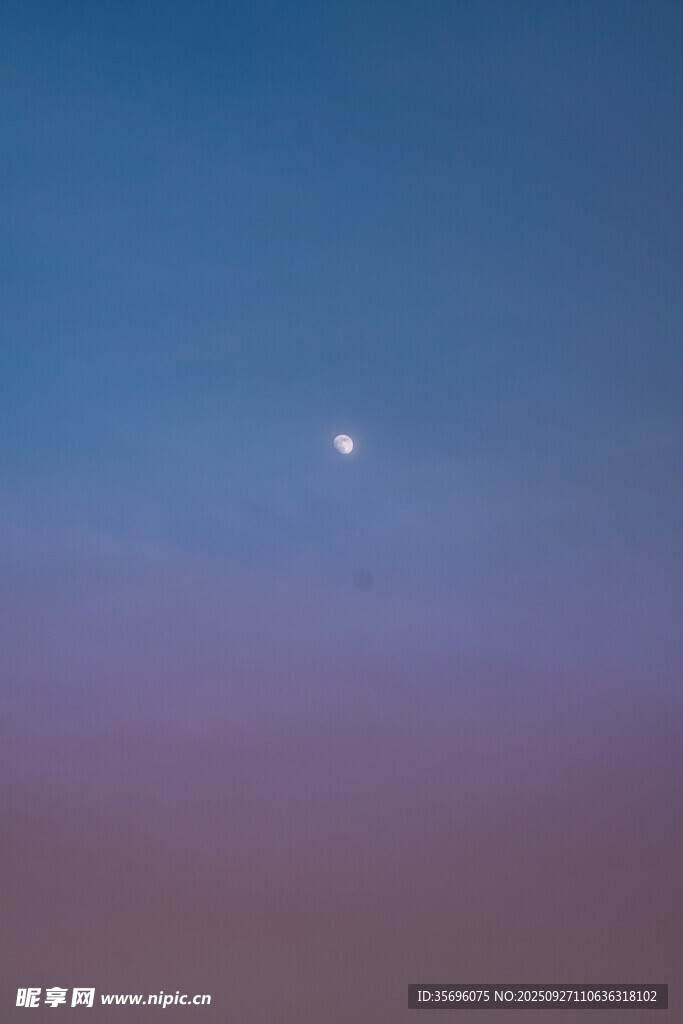 夜空孤月