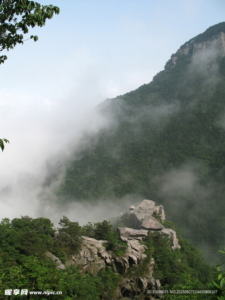 云雾缭绕的山间美景