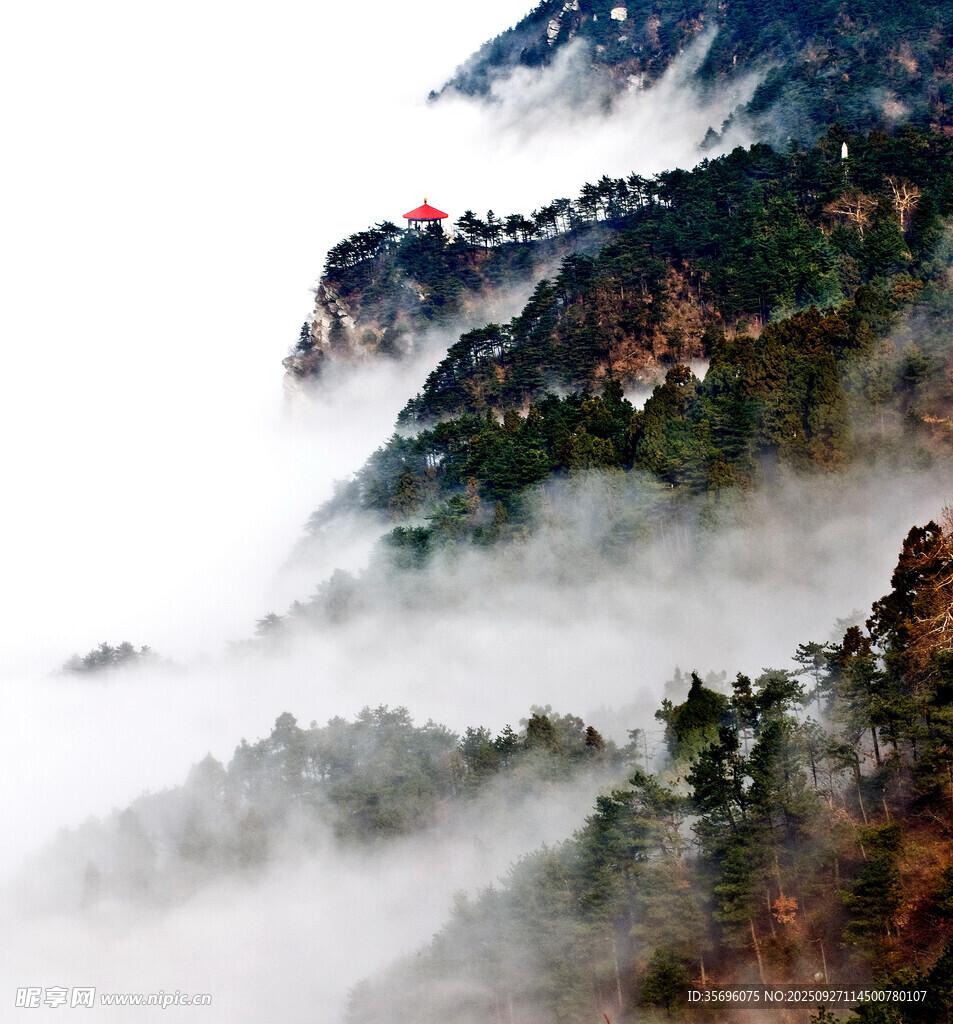 云雾缭绕的山间美景