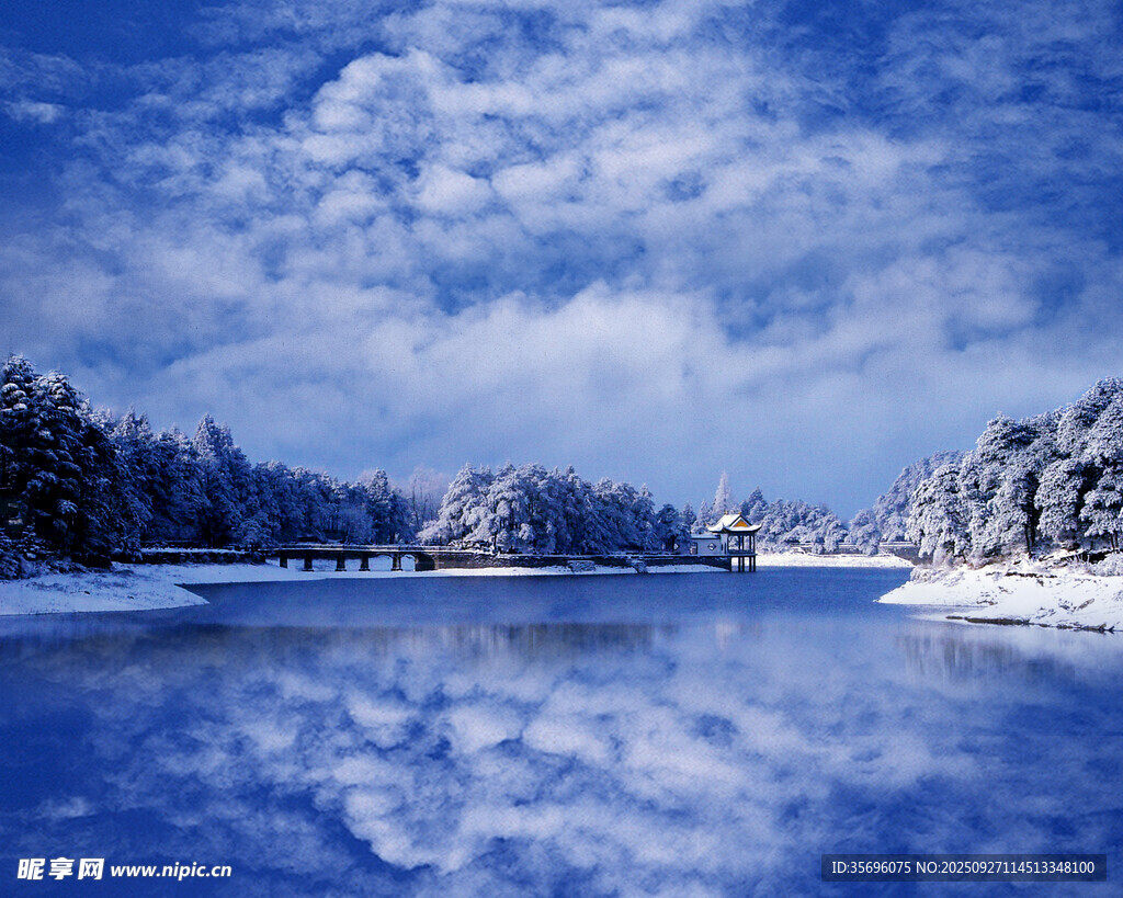 冬日雪景湖面倒影美景