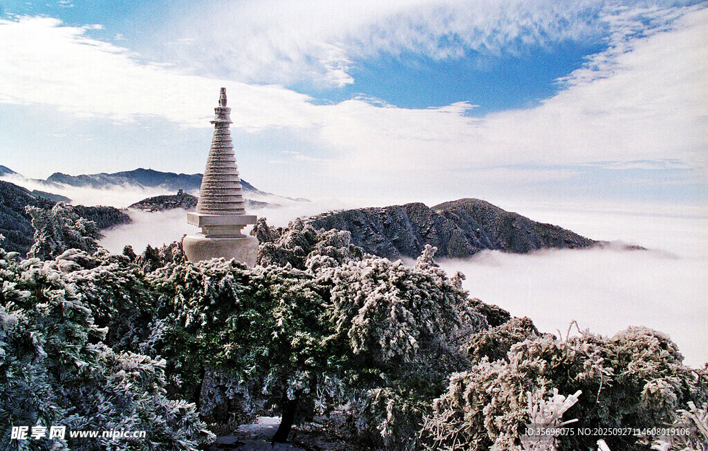 雪覆山峦中的巍峨古塔