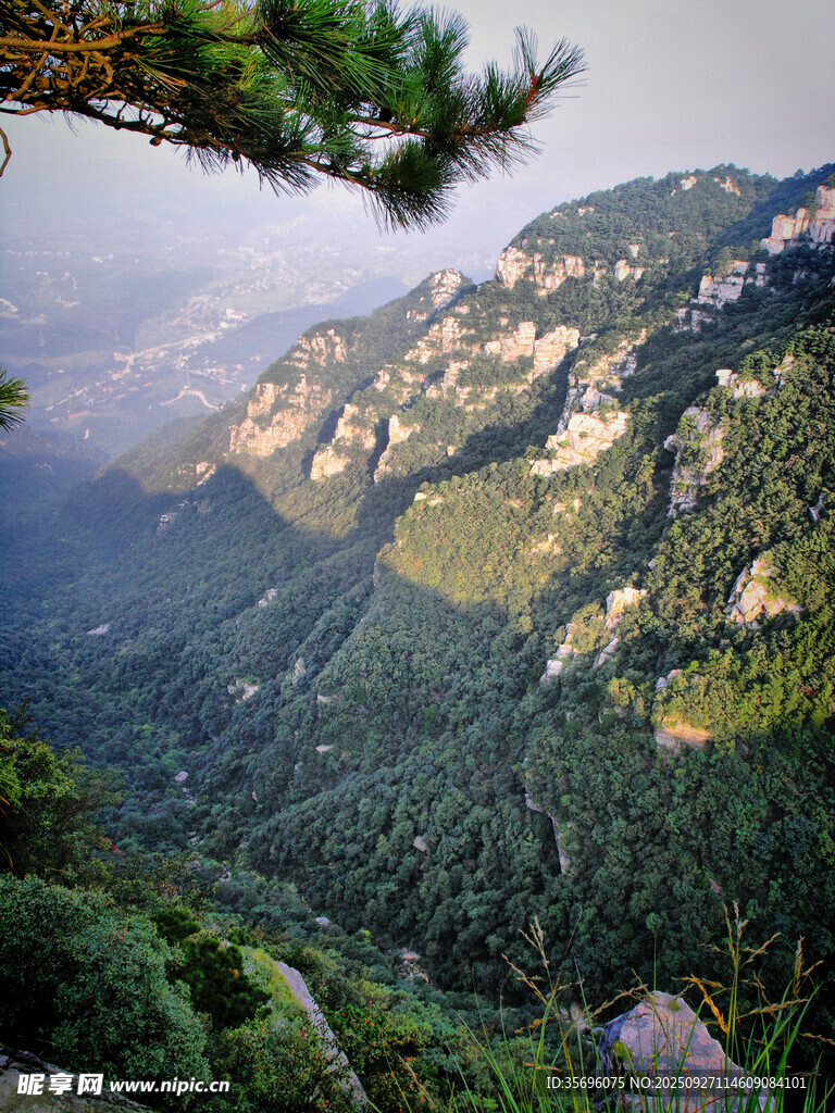 山峦叠翠间的壮美自然景观