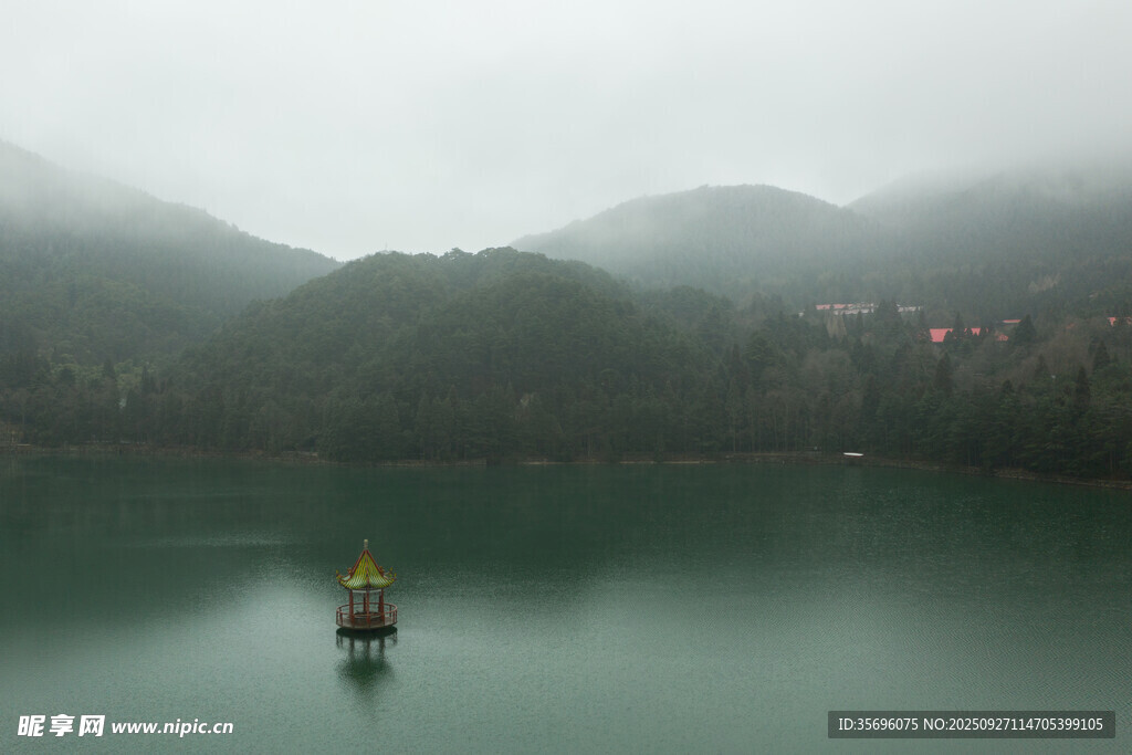 雾中静谧湖景小船