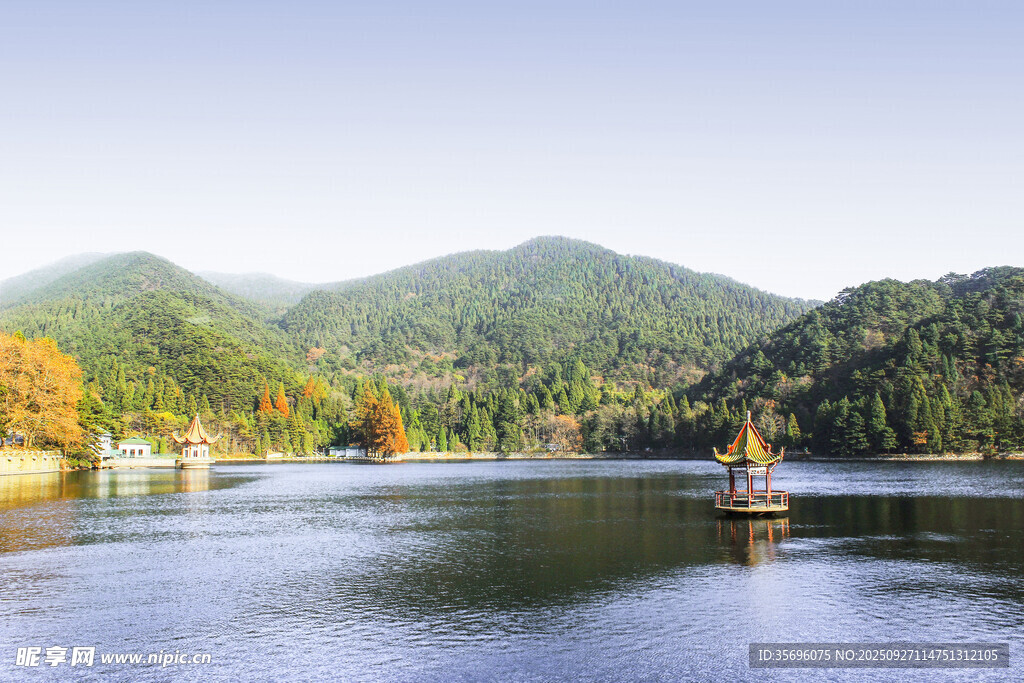 秋日山水间的宁静湖景