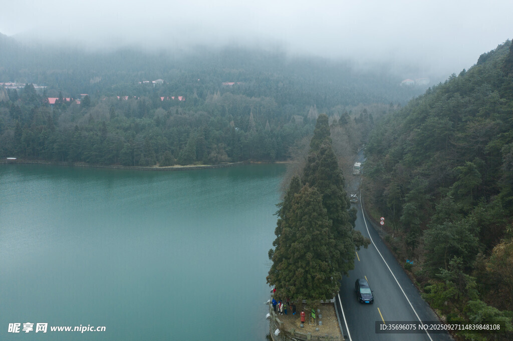 雾中湖畔公路美景
