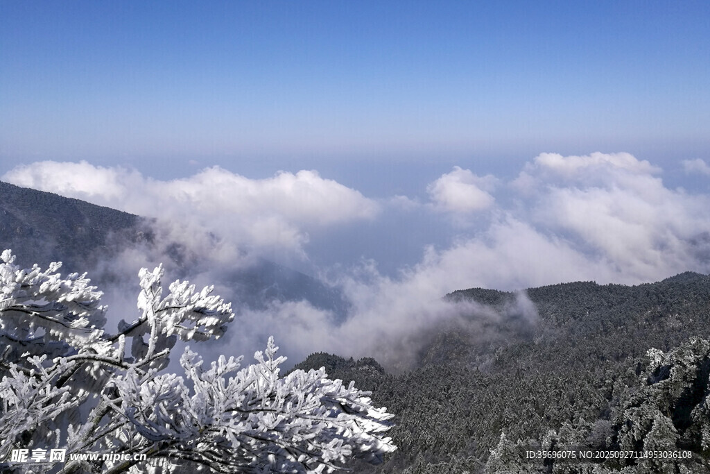 雪覆山峦云海景观