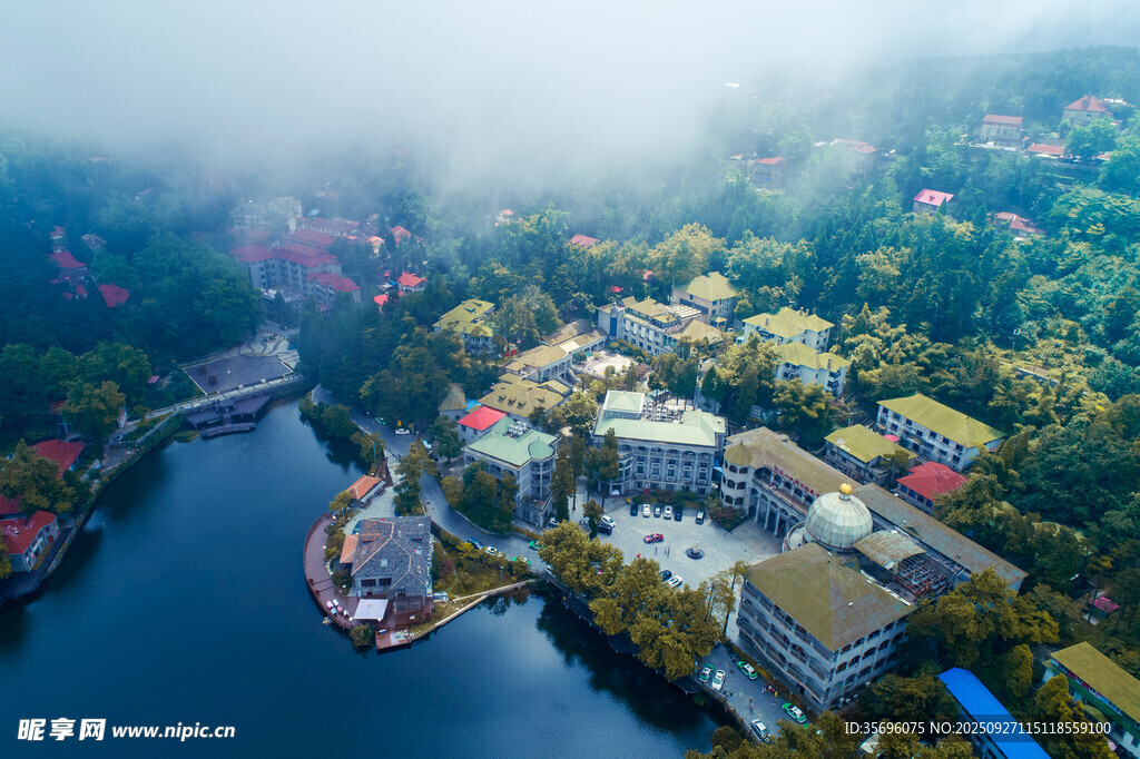 空中俯瞰湖畔多彩建筑群