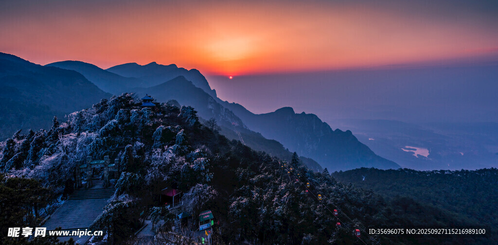 壮丽山巅日落美景