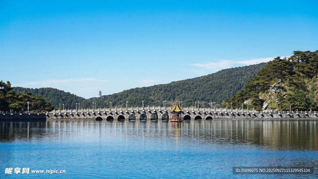 宁静湖景中的长桥