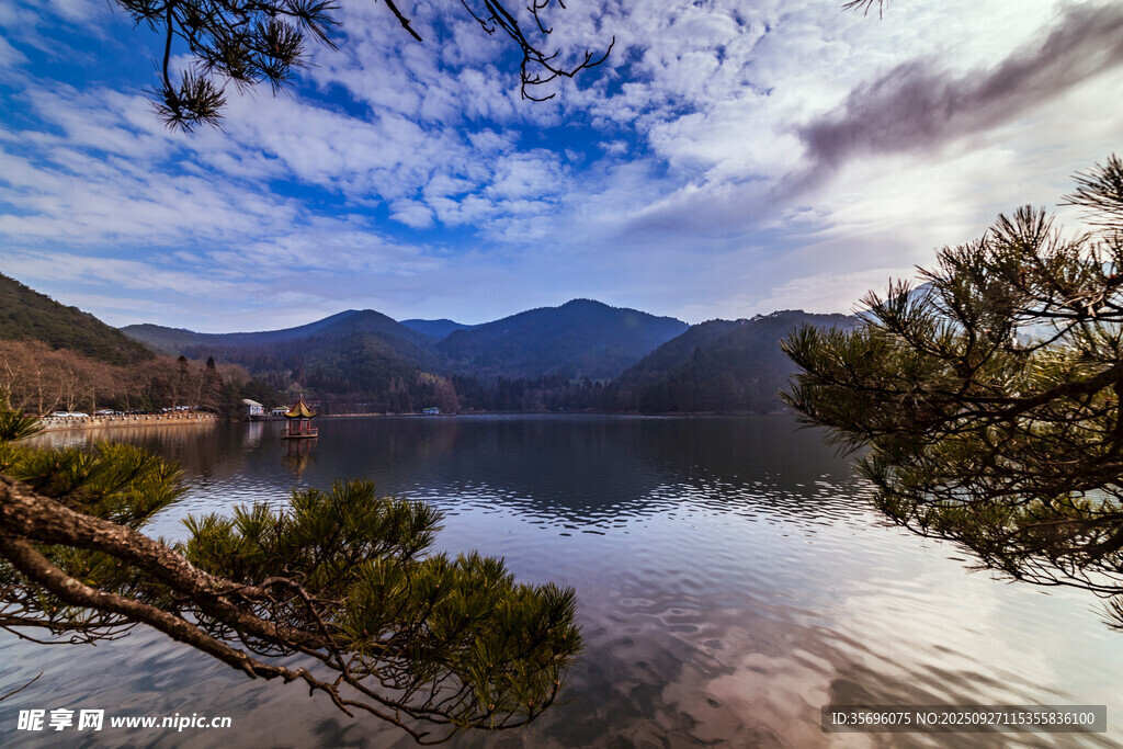 湖畔山水美景