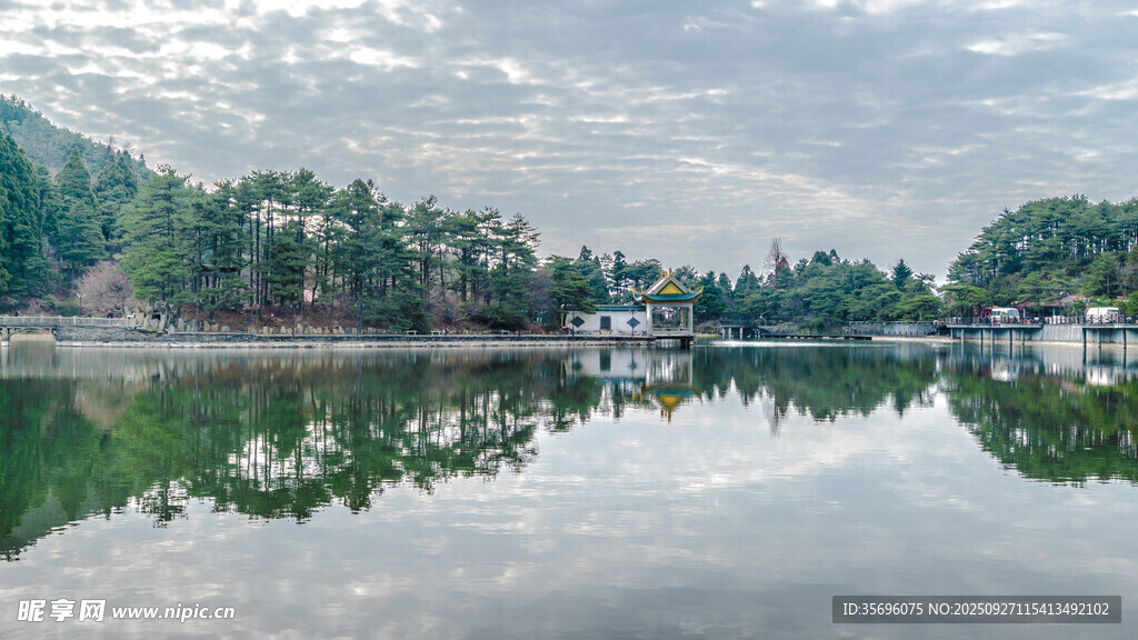 宁静湖畔山水倒影美景
