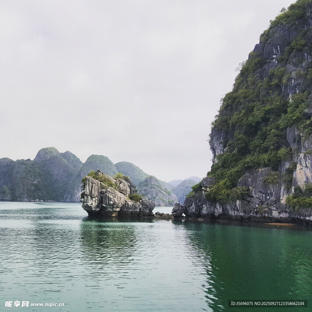 越南下龙湾秀丽海上风光