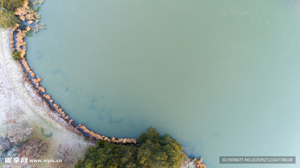 湖畔蜿蜒栈道美景