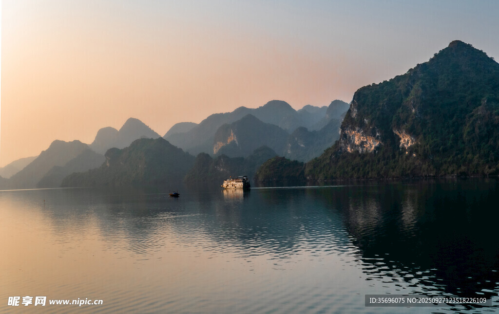 山水间的静谧黄昏美景