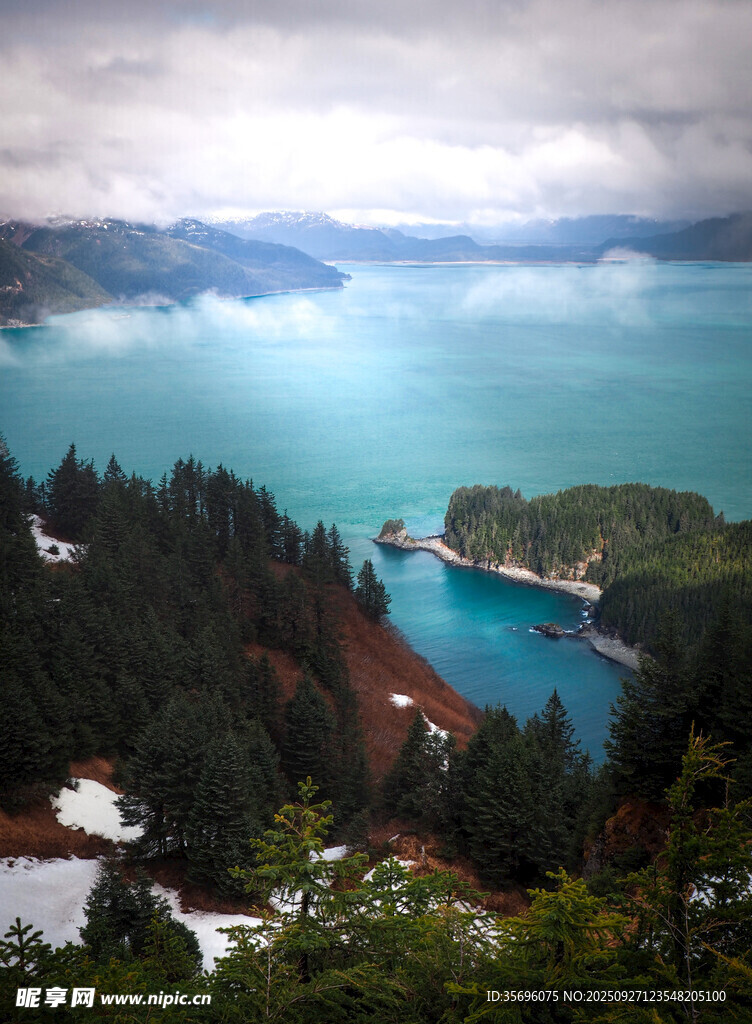 高山环抱的静谧蓝色湖泊