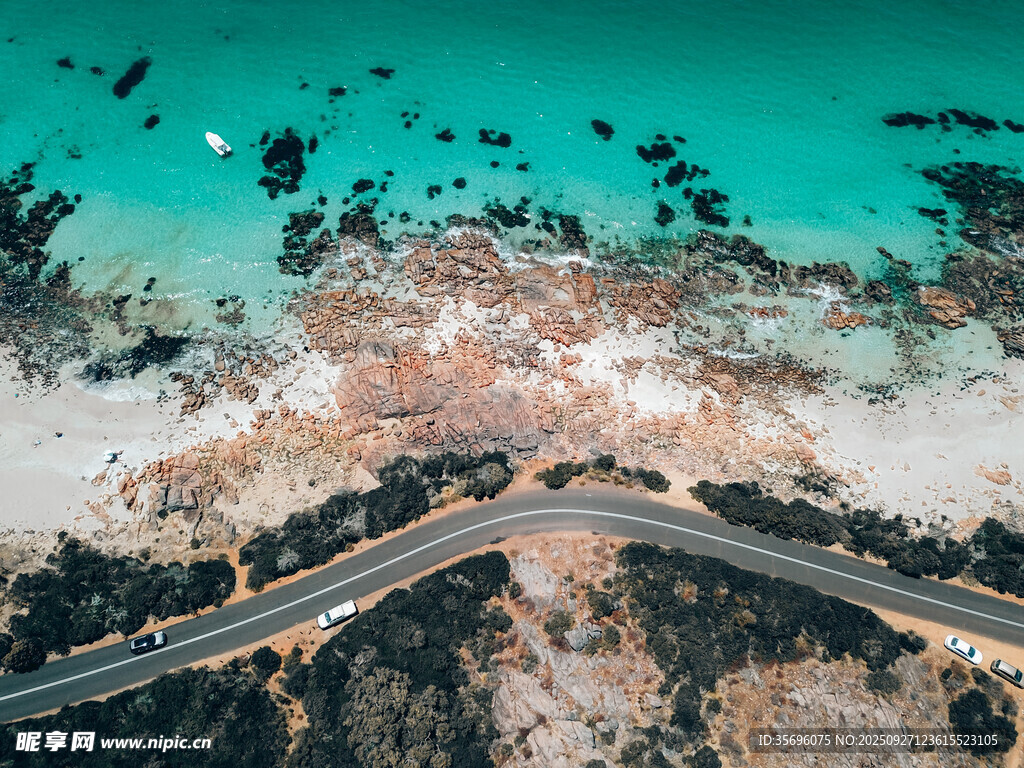蜿蜒公路旁的绝美海景