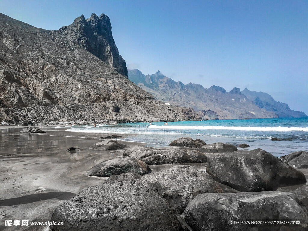 海边嶙峋岩石与远山美景