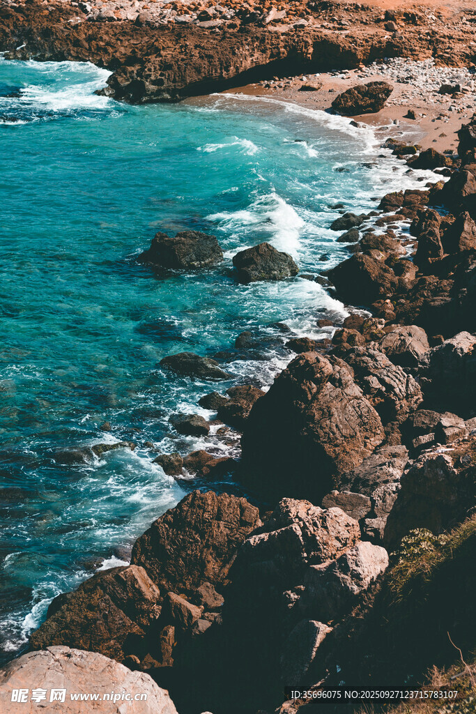 蓝色海岸边的嶙峋礁石