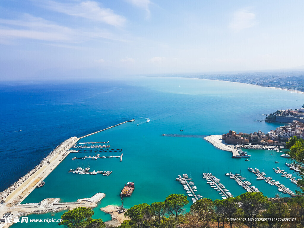美丽海滨港口风光