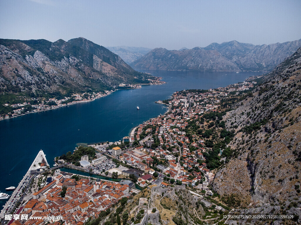 科托尔湾美丽山城俯瞰景