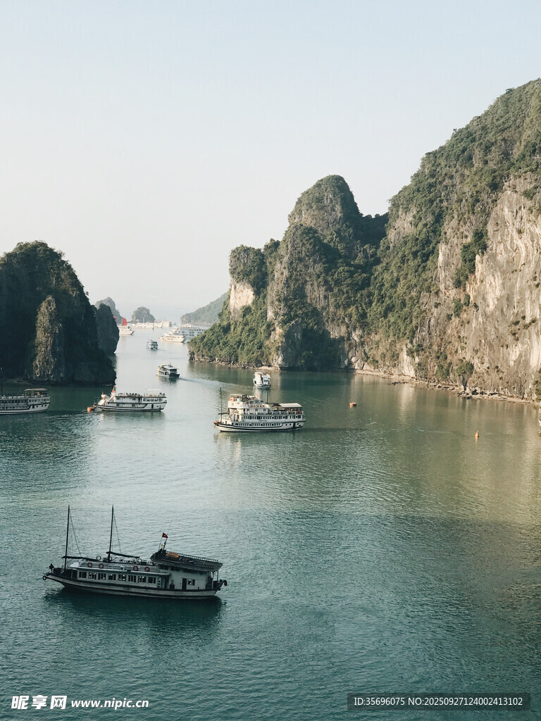 海上青山间的船只美景