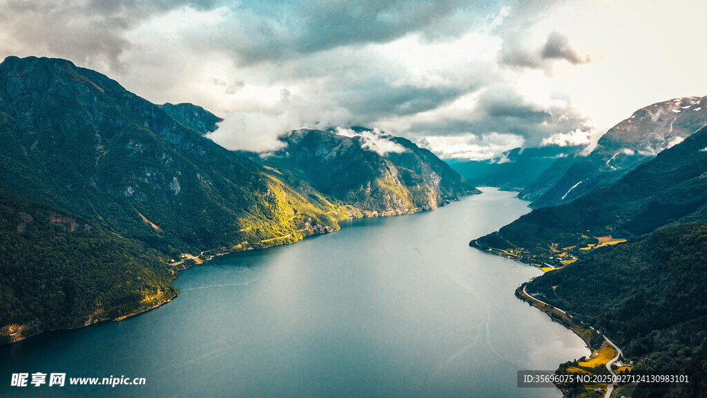 壮丽峡湾山水风光图