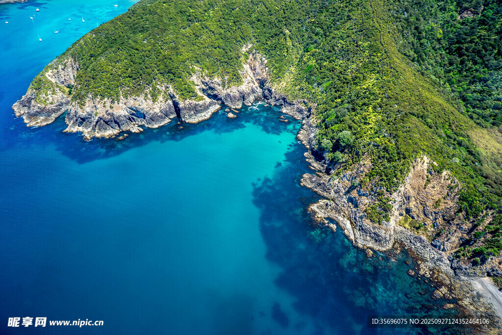 碧海环绕的翠绿嶙峋岛屿