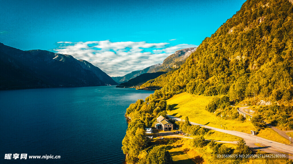 山间湖畔蜿蜒公路美景
