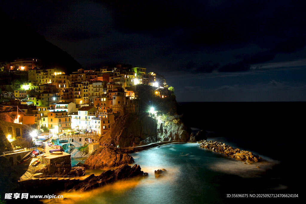 夜幕下的海边小镇美景