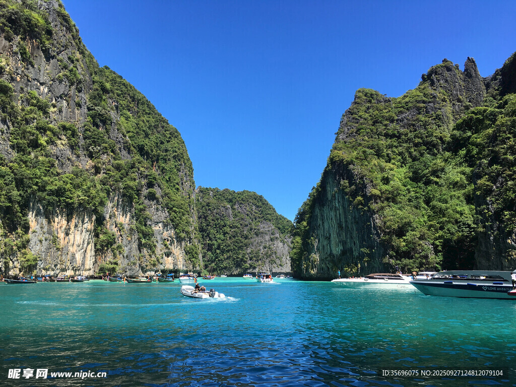 美丽海湾中的水上风光