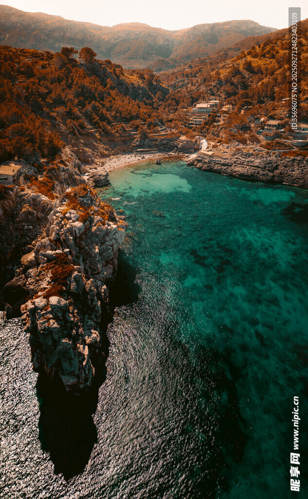 绝美山海间的澄澈蓝湾