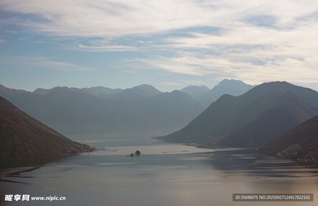 宁静山水间的孤舟美景