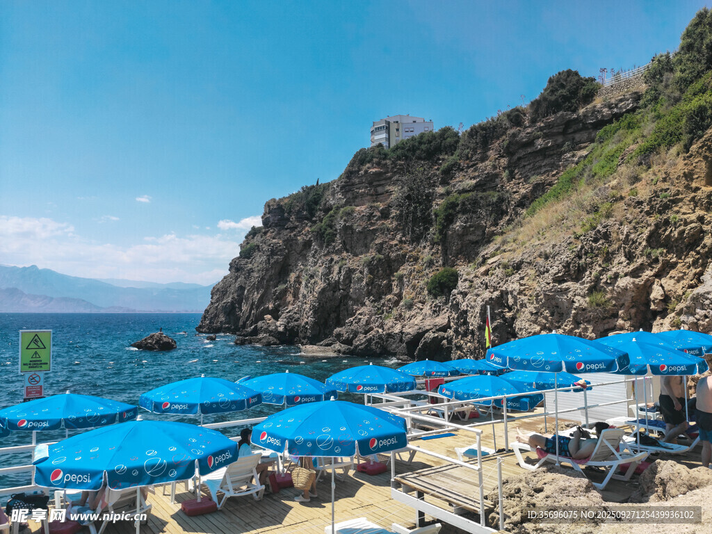 海边蓝伞沙滩度假美景