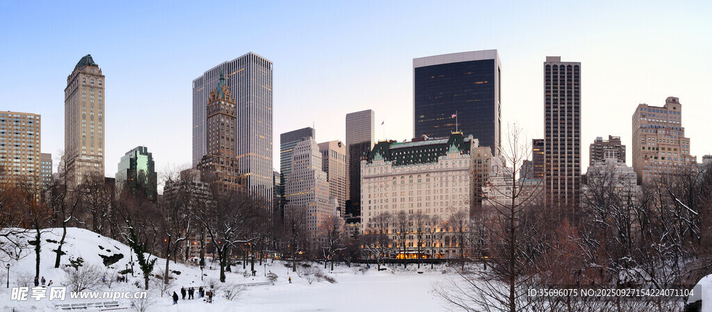冬日城市雪景中的高楼风景