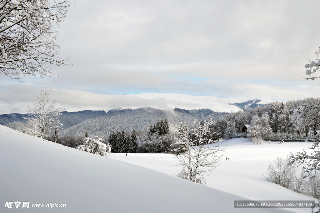 冬日雪景中的静谧山峦